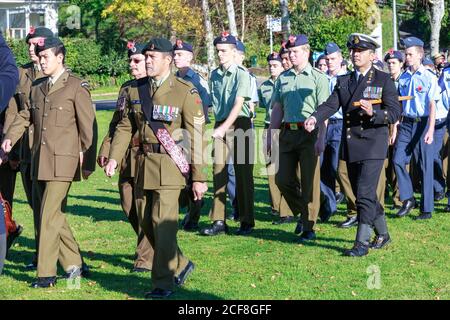 Mitglieder der neuseeländischen Armee, Armeekadetten und des NZ Air Training Corps marschieren am Anzac Day in Tauranga, Neuseeland, 25 2018. April Stockfoto