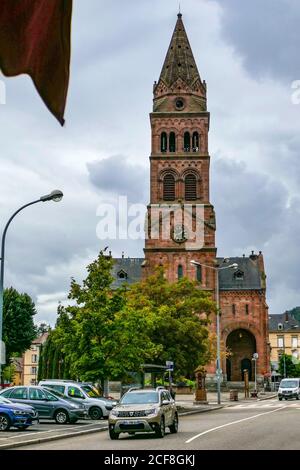 Große rote Sandsteinkirche mit Turm, ihe Altstadt von Münster, in den Vogesen, Frankreich, Stockfoto