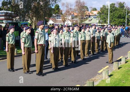 Eine Gruppe neuseeländischer Armeekadetten, die während der Anzac Day Gedenkfeier im Memorial Park, Tauranga, Neuseeland, gebohrt wurden. April 25 2018 Stockfoto
