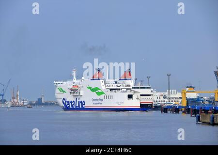 August 21 2020 - Rostock-Warnemünde, Mecklenburg-Vorpommern/Deutschland: Die Fähre kommt im Hafen von Rostock an Stockfoto