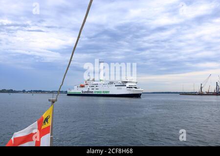 August 21 2020 - Rostock-Warnemünde, Mecklenburg-Vorpommern/Deutschland: Die Fähre kommt im Hafen von Rostock an Stockfoto