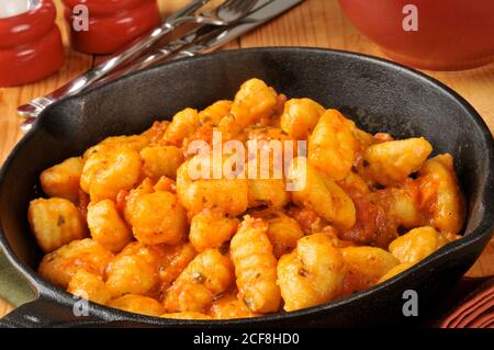 Gnocchi in einer gusseisernen Pfanne mit Mozzarella Käse und pomodoro-Sauce Stockfoto