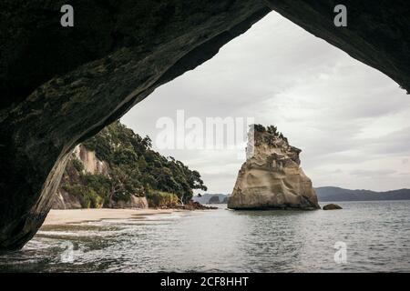 Exotischer Strand mit großen Felsen in der Höhle an der Cathedral Cove Strand in Neuseeland Stockfoto