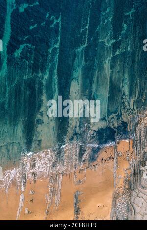 Von oben ruhige Landschaft von türkisfarbenen Wellen waschen Sandstrand ruhigen Strand in Pielagos, Kantabrien, Santander, Spanien Stockfoto