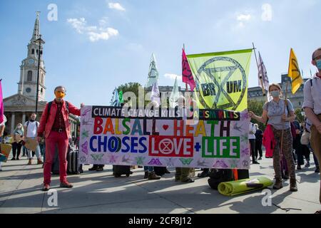 Midland Rebellen halten ein Schild am Trafalgar Square während der Extinction Rebellion Demonstration, London, 1. September 2020 Stockfoto