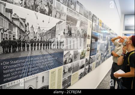 Potsdam, Deutschland. September 2020. Nach der Pressekonferenz zur Ausstellung 'Ninety-Nine/Eighty-Nine. Schnappschüsse des letzten Jahres der DDR in Potsdam' die Fotos. Ab 05.09.2020 zeigt das Museum in der Foyerausstellung Fotos aus den Jahren 1989 und 1990. Zu sehen sind Fotografien und Dokumente des Protestes, der Maueröffnung und des sich wandelnden gesellschaftlichen und politischen Lebens in Potsdam. Quelle: Soeren Stache/dpa-Zentralbild/ZB/dpa/Alamy Live News Stockfoto