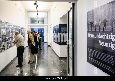 Potsdam, Deutschland. September 2020. Nach der Pressekonferenz zur Ausstellung 'Ninety-Nine/Eighty-Nine. Schnappschüsse des letzten Jahres der DDR in Potsdam' die Fotos. Ab 05.09.2020 zeigt das Museum in der Foyerausstellung Fotos aus den Jahren 1989 und 1990. Zu sehen sind Fotografien und Dokumente des Protestes, der Maueröffnung und des sich wandelnden gesellschaftlichen und politischen Lebens in Potsdam. Quelle: Soeren Stache/dpa-Zentralbild/ZB/dpa/Alamy Live News Stockfoto