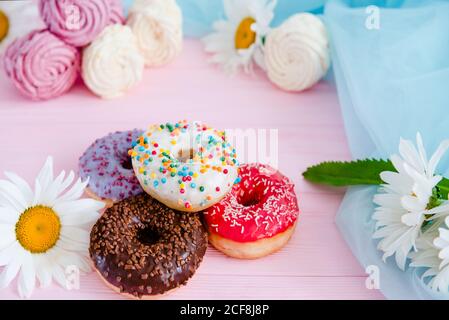 Vielzahl von Donuts und Marshmallow auf rosa Hintergrund. Junk Food. Süßwaren. Stockfoto