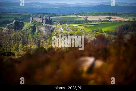 Carmarthenshire, Wales, 4. September 2020. UK Wetter: Morgensonne erleuchtet die raue Landschaft rund um Carreg Cennen Castle in Carmarthenshire, West Wales. Die Ruinen, die für die Öffentlichkeit zugänglich sind, stammen aus dem 13. Jahrhundert und sitzen hoch oben auf einem der sanften Hügel, die ein Merkmal der Gegend sind. Das Vereinigte Königreich genoss ein strahlendes Ende der Woche, als der Herbst langsam aufkommt. Kredit : Robert Melen/Alamy Live Nachrichten Stockfoto