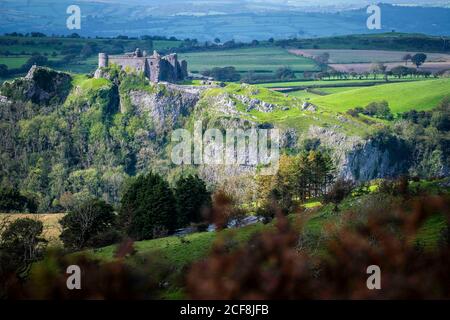 Carmarthenshire, Wales, 4. September 2020. UK Wetter: Morgensonne erleuchtet die raue Landschaft rund um Carreg Cennen Castle in Carmarthenshire, West Wales. Die Ruinen, die für die Öffentlichkeit zugänglich sind, stammen aus dem 13. Jahrhundert und sitzen hoch oben auf einem der sanften Hügel, die ein Merkmal der Gegend sind. Das Vereinigte Königreich genoss ein strahlendes Ende der Woche, als der Herbst langsam aufkommt. Kredit : Robert Melen/Alamy Live Nachrichten Stockfoto