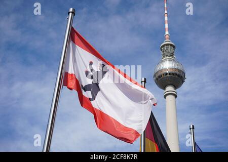 Berlin, Deutschland. September 2020. Vor dem Fernsehturm winkt die Flagge Berlins mit dem Wappen. Quelle: Jörg Carstensen/dpa/Alamy Live News Stockfoto