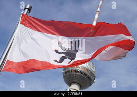 Berlin, Deutschland. September 2020. Vor dem Fernsehturm winkt die Flagge Berlins mit dem Wappen. Quelle: Jörg Carstensen/dpa/Alamy Live News Stockfoto