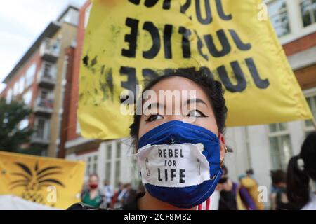 Westminster, Großbritannien. September 2020. Tag drei des Aussterbens Rebellionen Klima-Campign und Demonstrationen in Zentral-London. Heute hielten sie einen "Karneval der Korruption" Aktivisten kamen als Clowns und Zirkusdarsteller einschließlich eines Ringmeisters, sie warfen gefälschte momey um das "darty Geld" in Branchen wie t = Öl zu markieren. Quelle: Natasha Quarmby/Alamy Live News Stockfoto