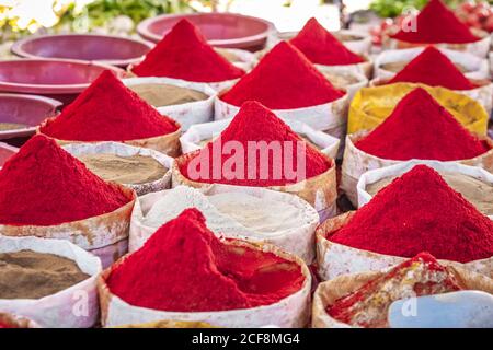 Auswahl an Gewürzen auf einem traditionellen marokkanischen Markt (Souk) in Guelmim, Marokko. Stockfoto