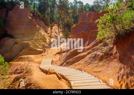 Der Ocher Pfad le Sentier des Ocres durch die roten Klippen von Roussillon Les Ocres, ein Naturpark in Vaucluse, Provence, Frankreich. Stockfoto