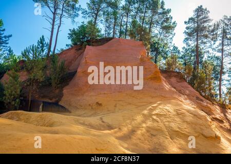 Der Ocher Pfad le Sentier des Ocres durch die roten Klippen von Roussillon Les Ocres, ein Naturpark in Vaucluse, Provence, Frankreich. Stockfoto