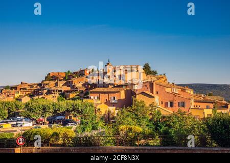 Altstadt von Roussillon, Provence, Frankreich. Bekannt als eines der schönsten Dörfer Frankreichs, gelegen an den ockerfarbenen Roten Klippen. Stockfoto