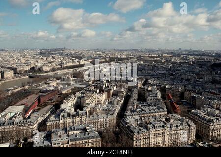 Blick auf Paris von der Spitze des Eiffelturms Stockfoto