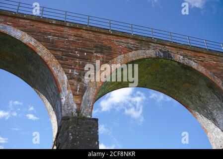 Detail des Eisenbahnviadukts über den Fluss Tweed bei Melrose, Scottish Borders, Großbritannien, aus dem 19. Jahrhundert. Stockfoto