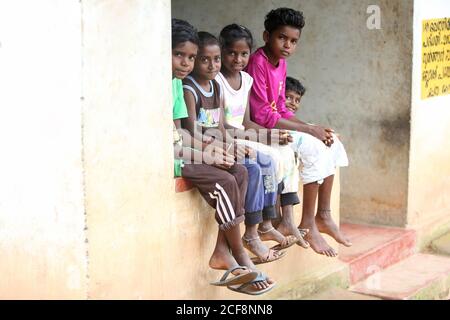 PANIYAN STAMM -Tribal Kinder Blick auf Kamera, Chulliyod Dorf, Kottayil, Kerala, Indien Stockfoto