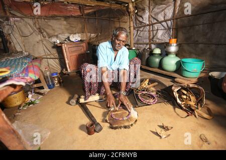 PANIYAN STAMM, Musikinstrumentenhersteller, Chulliyod Dorf, Ambalakunnu, Kerala, Indien Stockfoto
