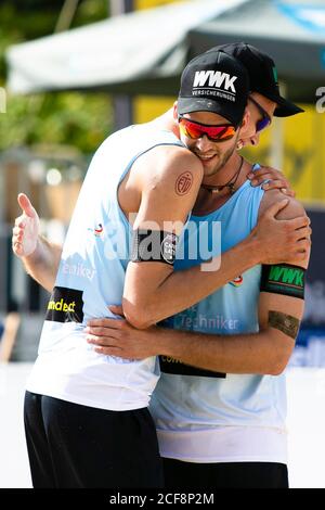 Timmendorfer Strand, Deutschland. September 2020. Die Nationalmannschaft Julius Thole (r) und Clemens Wickler umarmen sich nach einem Gruppenspiel-Sieg bei der Deutschen Beachvolleyball-Meisterschaft. Die Meisterschaften, die mit 60000 Euro dotiert sind, finden vom 4. Bis 6. September für Damen- und Herrenmannschaften statt. Kredit: Frank Molter/dpa/Alamy Live Nachrichten Stockfoto