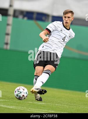 Wiesbaden, Deutschland. September 2020. Fußball, U21 Männer: Europameisterschaft Qualifikation, Deutschland - Moldawien, 1. Runde, Gruppe 9, 9. Spieltag in der Brita-Arena. Nico Schlotterbeck in Aktion. Kredit: Arne Dedert/dpa/Alamy Live Nachrichten Stockfoto