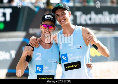 Timmendorfer Strand, Deutschland. September 2020. Die Nationalmannschaft Julius Thole (l) und Clemens Wickler jubeln nach einem Gruppensieg bei den Deutschen Beachvolleyball-Meisterschaften. Die Meisterschaften, die mit 60,000 Euro dotiert sind, werden vom 4. Bis 6. September für Damen- und Herrenmannschaften ausgetragen. Kredit: Frank Molter/dpa/Alamy Live Nachrichten Stockfoto