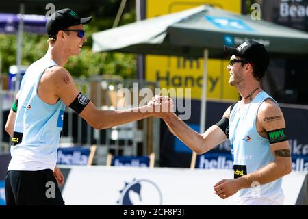 Timmendorfer Strand, Deutschland. September 2020. Die Nationalmannschaft mit Julius Thole (r) und Clemens Wickler (l) freut sich nach einem Gruppenspiel bei den Deutschen Beachvolleyball-Meisterschaften. Die Meisterschaften, die mit 60,000 Euro dotiert sind, finden vom 4. Bis 6. September für Damen- und Herrenmannschaften statt. Kredit: Frank Molter/dpa/Alamy Live Nachrichten Stockfoto