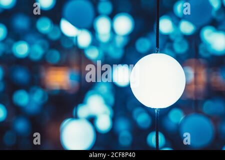 Hintergrund der leuchtenden bunten blauen Lichter mit hellen runden Glühbirne Glänzend Stockfoto