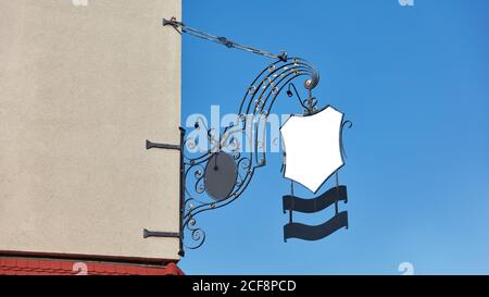 Altmodische leere weiße Pub-Zeichen als Mock-up-Vorlage auf Eine Hauswand Stockfoto