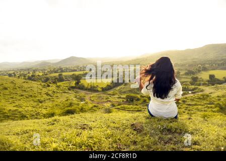 Frauen sitzen auf dem Berg genießen die Natur schön. Stockfoto