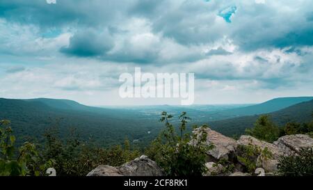 Ein Zeitraffer von Sturmwolken, die sich über die von Bäumen bedeckten Hügel der Appalachischen Bergkette bewegen. Stockfoto