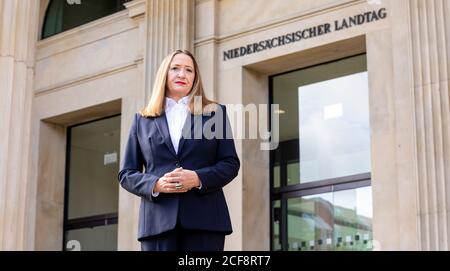 Hannover, Deutschland. September 2020. Gabriele Andretta (SPD), Präsidentin des Niedersächsischen Landtags, steht im Eingangsbereich des Landtags. Quelle: Moritz Frankenberg/dpa/Alamy Live News Stockfoto