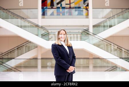 Hannover, Deutschland. September 2020. Gabriele Andretta (SPD), Präsidentin des Niedersächsischen Landtags, steht im Portikussaal des Landtags. Quelle: Moritz Frankenberg/dpa/Alamy Live News Stockfoto