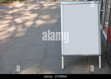 Leere Plakatwand-Anzeige Mock-up-Vorlage vor Shop On Ein Gehweg Stockfoto