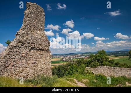 Ruinen von Starojicinsky hrad, mittelalterliche Burg auf dem Hügel über dem Dorf Stary Jicin, Stadt von Novy Jicin in der Ferne, Mähren, Tschechische Republik Stockfoto