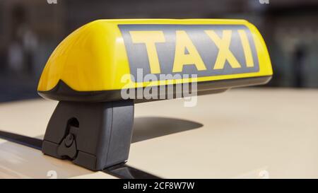 Gelbes Taxi-Symbol auf dem Dach des Autos in der Stadt Stockfoto