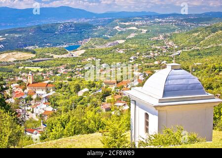 Dorf Hreljin über der Kvarner Bucht landschaftlich schöne Aussicht, Rijeka Region von Kroatien Stockfoto