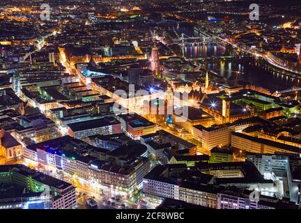 Luftaufnahme der Skyline der Frankfurter Innenstadt beleuchtet Nacht Stockfoto