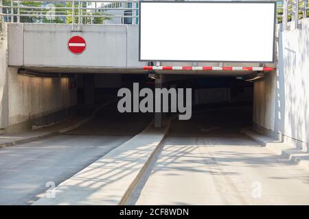 Weiße Werbetafel Werbefläche Mock-up an Tiefgarage Eingang In der Stadt Stockfoto