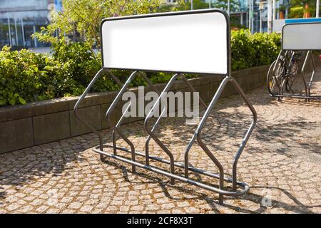 Weiße leere Werbefläche auf Fahrradträgern als Mock-up Vorlage in der Stadt Stockfoto