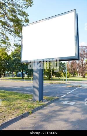 Leere Mega-Light Digital Poster Plakatwand Mock-Up Vorlage auf einer Straße Stockfoto