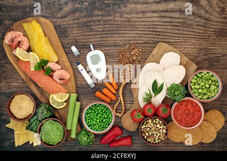 Niedrig glykämische Tests & Stechhilfen mit gesunden Lebensmitteln für Diabetiker unter 55 auf dem GI-Index. Hoch in Antioxidantien, Anthocyane, Vitamine, Mineralien Stockfoto