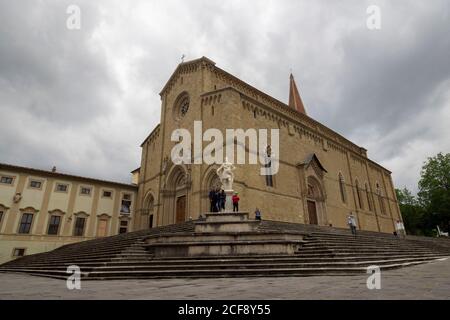 Arezzo Dom und Statue, Toskana, Italien. Stockfoto