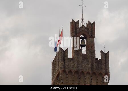 Historischer Turm in Dome Platz von Arezzo, Toskana, Italien. Stockfoto