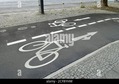 Radfahrer auf einem Radweg in Berlin Stockfoto