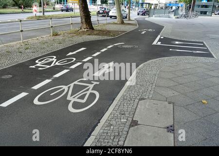 Radfahrer auf einem Radweg in Berlin Stockfoto