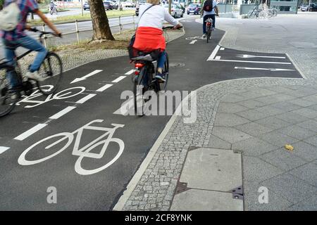 Radfahrer auf einem Radweg in Berlin Stockfoto