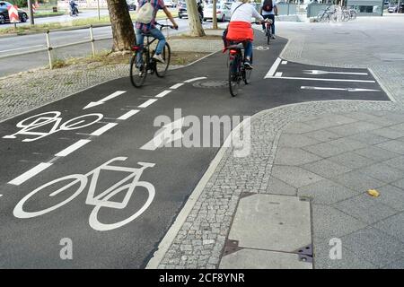 Radfahrer auf einem Radweg in Berlin Stockfoto